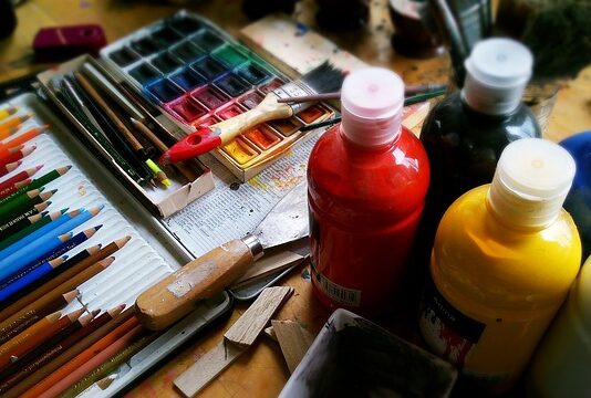 Czy na akryl można położyć bazę?