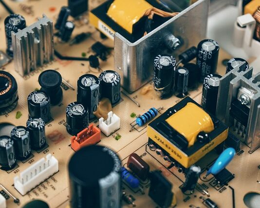 Jak długo trzyma kondensator?