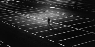 Czy można zostawić auto na parkingu bez tablic?