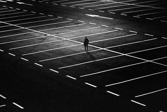 Czy można zostawić auto na parkingu bez tablic?